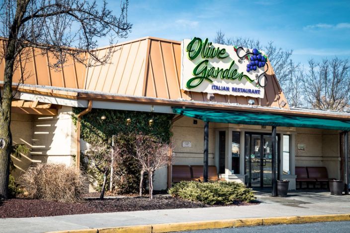 A white woman demanded a nonblack server at Olive Garden. A manager fulfilled her ‘disgusting’ request and was fired for it.